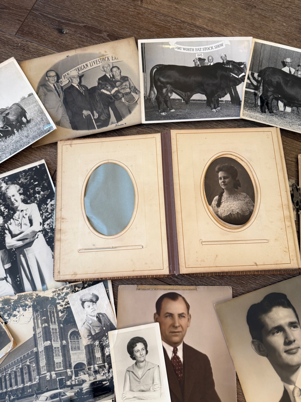 142-Year-Old Victorian Leather Photo Album with 15 Photos - Picture 3 of 17
